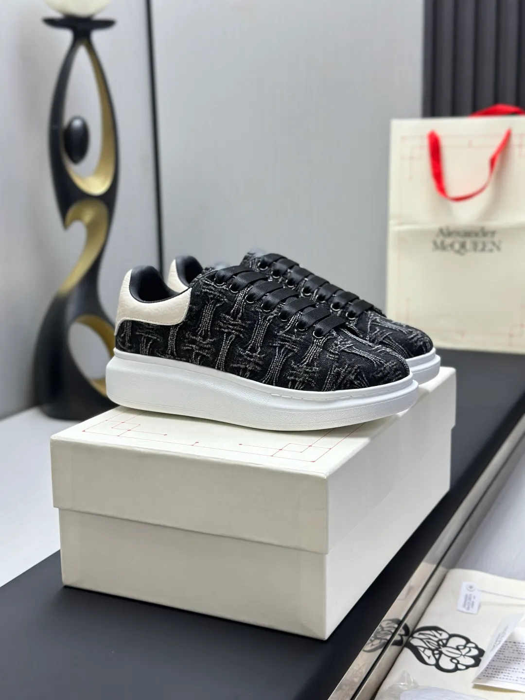 👟👟Ex-factory price 600👟👟 (🥇Top version produced in Dongguan🥇) A new upgrade of the classic McQueen white shoes. This upgrade of McQueen, which has been done for 4 consecutive years, will definitely bring you the most cost-effective ALEXANDER MCQUEEN classic in the market. If you are not confident about the quality of such a classic and world-destroying model, there is really no need to put it on the table🔙.  Purchased original version from HK counter, various demolitions.  All kinds of PKs are welcome💥.  (Anyone who has the original version at the stall is welcome🆚) The thick sole perfectly increases the elongated visual effect. The most perfect proportion of the shoe body is this last shape. The logo font on the rear tail is printed in small fonts. The logo on the foot is made of genuine leather with air-pressed colorless process. We will always update the color with the counter. 🔘Upper: genuine customized environmentally friendly full-grain cowhide 🔘Inner lining: imported mixed sheepskin (the genuine product is also sheepskin, not the cheap cowhide on the market) 🔘Sole: Exclusive molded TPU➕rubber injection molded layered outsole, (purple tail, pink tail, red tail, burgundy tail, rose gold tail sequin series, Velcro men's model needs to be customized, non-returnable) 🔘Code number 34-44 (women's size 34.40 is custom-made).